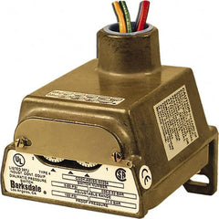 Barksdale - 0.3 to 3 psi Adjustable Range, 10 Max psi, Diaphragm Pressure Switch - 1/4 NPT Female, 18in Free Leads, 2 x SPDT Contact, 304SS Wetted Parts, 0.5% Repeatability - Benchmark Tooling