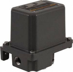 Square D - 1, 7, 9 and 3R NEMA Rated, 20 to 40 psi, Electromechanical Pressure and Level Switch - Adjustable Pressure, 575 VAC, L1-T1, L2-T2 Terminal, For Use with Square D Pumptrol - Benchmark Tooling