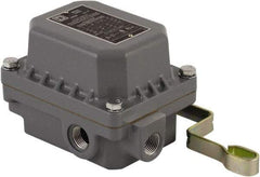 Square D - 4 NEMA Rated, DPST, Float Switch Pressure and Level Switch - 575 VAC, Line-Load-Load-Line Terminal - Benchmark Tooling