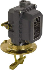 Square D - 4 NEMA Rated, DPST, Float Switch Pressure and Level Switch - 575 VAC, Line-Load-Load-Line Terminal - Benchmark Tooling