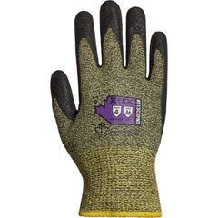 Oil resisting gloves with 360° cut protection and a strong, steady grip